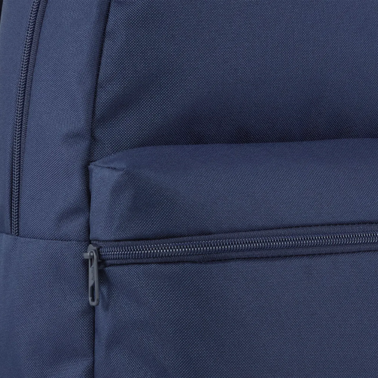 Mochila Puma azul marinho vista lateral com bolso frontal e compartimento para garrafa